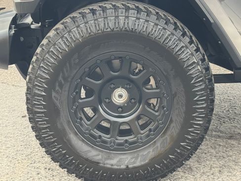 Used 2025 Jeep Gladiator Sport AWD/4WD image 9
