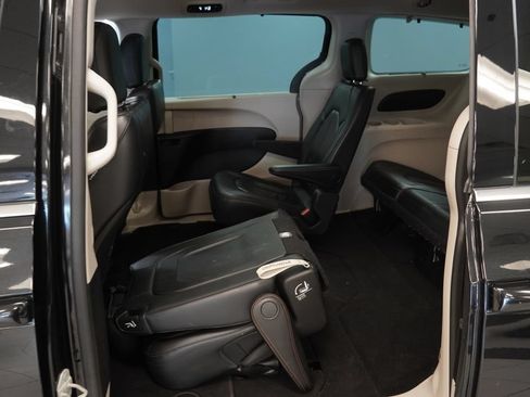 Used 2019 Chrysler Pacifica Touring-L FWD image 19