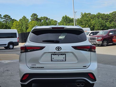 Used 2024 Toyota Highlander XSE FWD image 6