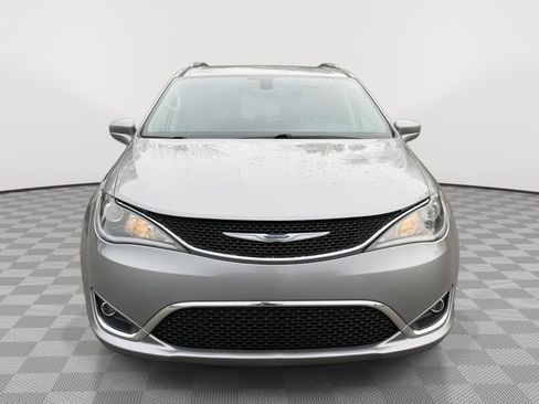 Used 2018 Chrysler Pacifica Touring-L FWD image 2