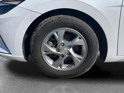 Used 2022 Hyundai Elantra SE w/ Preferred Accessory Package FWD image 9