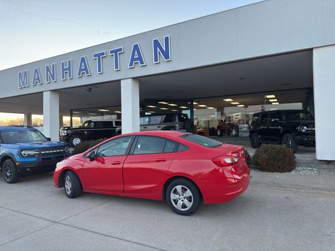 Used 2018 Chevrolet Cruze LS image 2