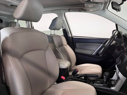 Used 2015 Subaru Forester 2.5i Touring AWD/4WD image 10