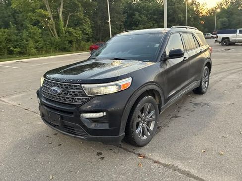 Used 2022 Ford Explorer XLT w/ Equipment Group 202A AWD/4WD image 3