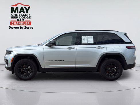 Used 2025 Jeep Grand Cherokee Altitude AWD/4WD image 4