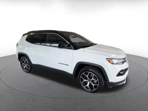 Used 2025 Jeep Compass Limited AWD/4WD image 2