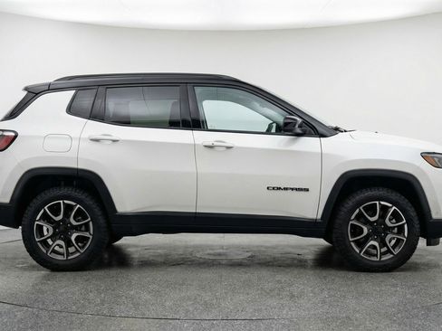 Used 2025 Jeep Compass Trailhawk AWD/4WD image 11