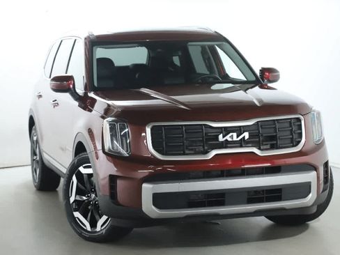 Used 2024 Kia Telluride S w/ S Sunroof Package FWD image 2
