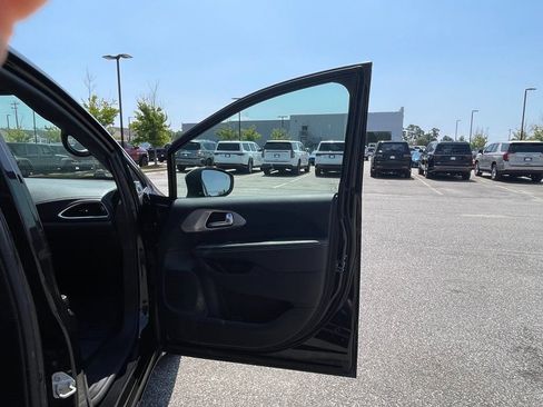 Used 2022 Chrysler Pacifica Limited w/ Uconnect Theater Family Group FWD image 57
