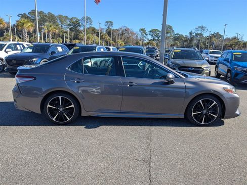 Used 2018 Toyota Camry XSE image 3