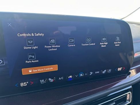 Used 2025 Chevrolet Traverse RS image 34