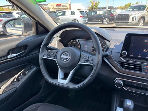 Used 2025 Nissan Altima 2.5 SV FWD image 34