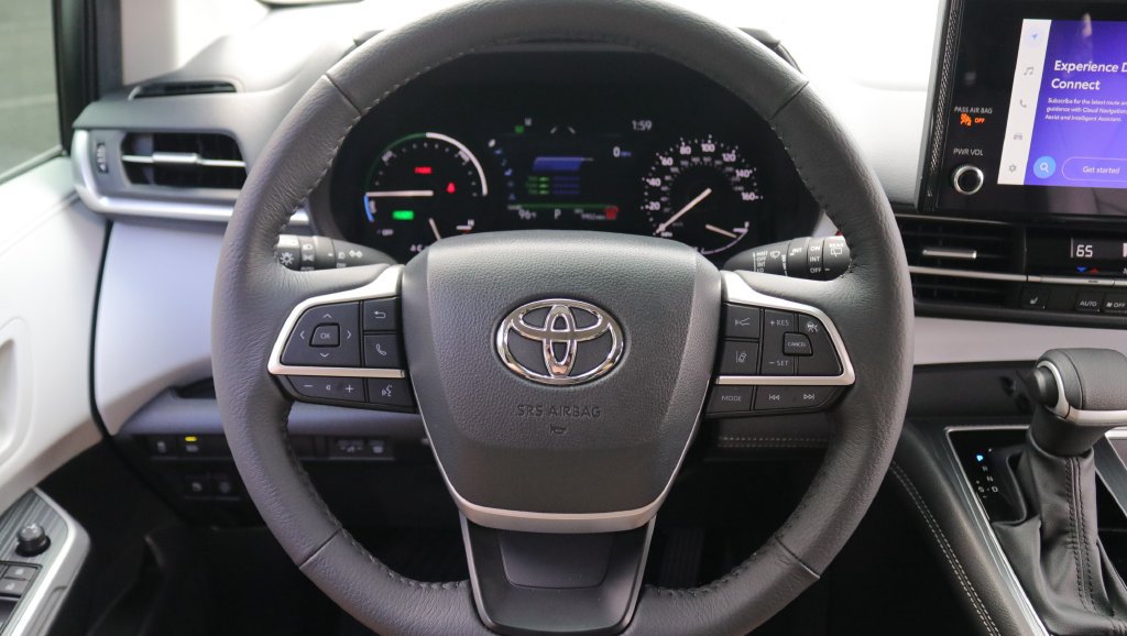 Certified 2026 Toyota Sienna XLE FWD image 19