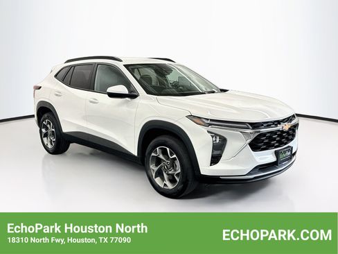 Used 2026 Chevrolet Trax LT FWD image 1