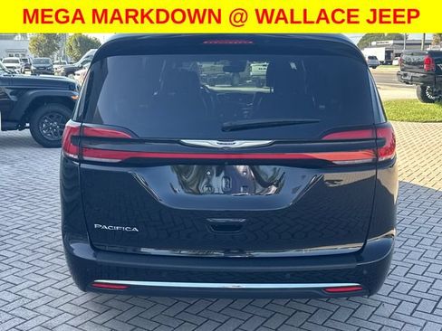 Used 2025 Chrysler Pacifica Select FWD image 8