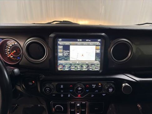 Used 2018 Jeep Wrangler Unlimited Sahara w/ Uconnect 4C Nav & Sound Group image 15