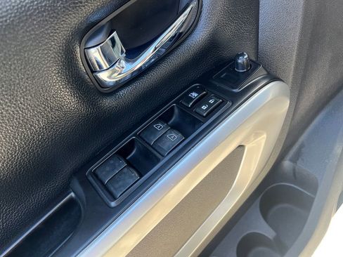 Used 2017 Nissan Titan SV AWD/4WD image 17