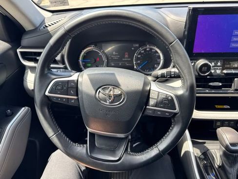 Used 2023 Toyota Highlander XLE AWD/4WD image 18