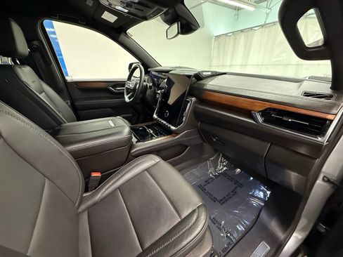 Used 2025 GMC Yukon Denali AWD/4WD image 8