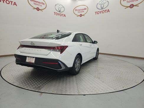 Used 2025 Hyundai Elantra SE image 8