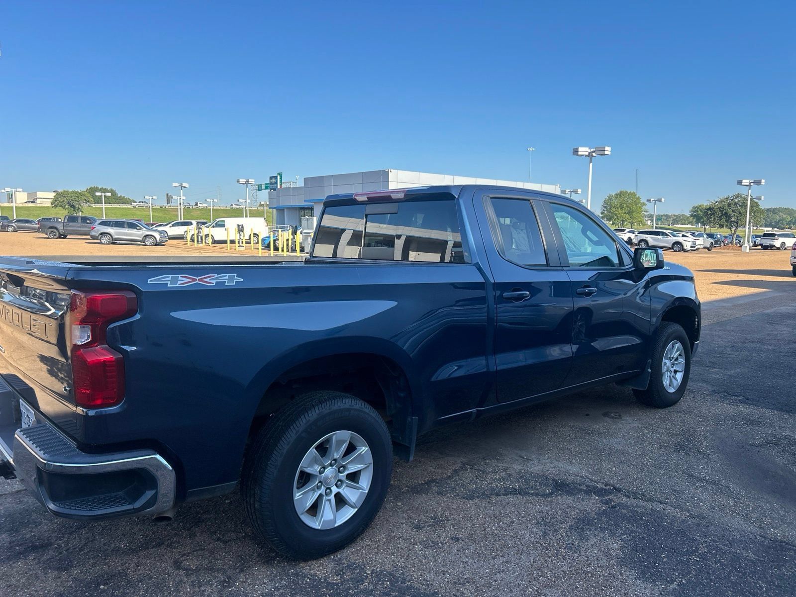 Used 2022 Chevrolet Silverado 1500 LT w/ Convenience Package II AWD/4WD image 19