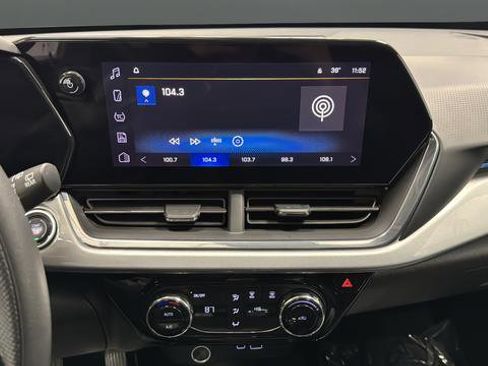 Used 2025 Chevrolet Trax LT image 12