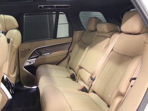 Used 2025 Land Rover Range Rover SE image 38