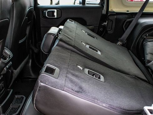 Used 2023 Jeep Wrangler Unlimited Sahara image 36