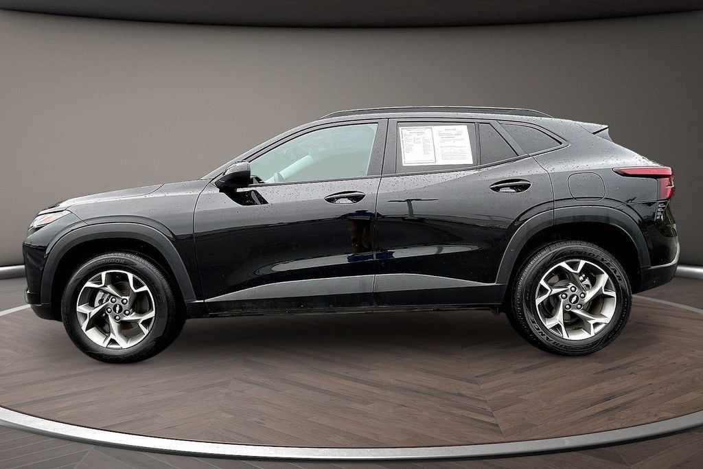 Used 2025 Chevrolet Trax LT FWD image 7