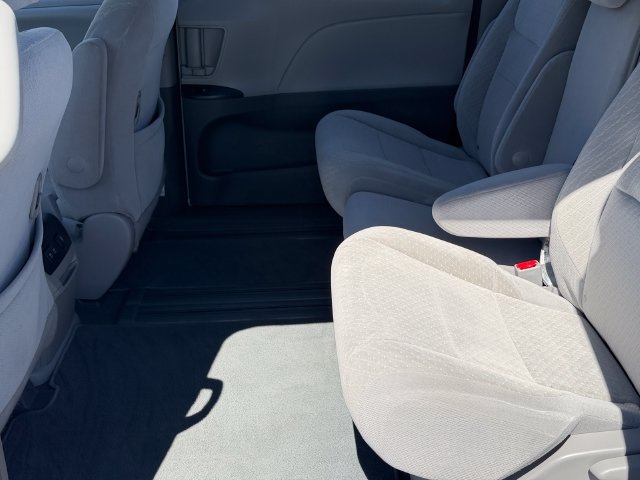 Used 2020 Toyota Sienna LE w/ Carpet Mat Package FWD image 21