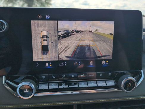 Used 2024 Chevrolet Colorado ZR2 w/ ZR2 Convenience Package III AWD/4WD image 14