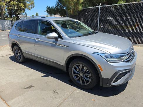 Used 2024 Volkswagen Tiguan SE AWD/4WD image 3