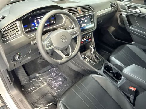 Certified 2024 Volkswagen Tiguan SE w/ Panoramic Sunroof Package FWD image 13