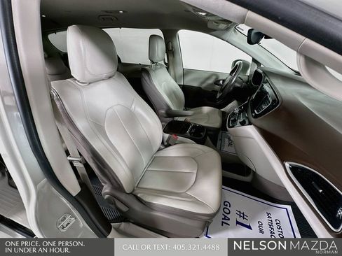 Used 2017 Chrysler Pacifica Touring-L FWD image 30