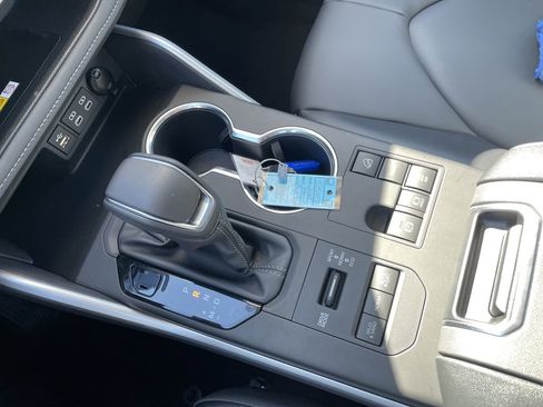 Certified 2025 Toyota Highlander XLE image 21