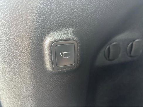 Used 2019 Jeep Cherokee Limited AWD/4WD image 10