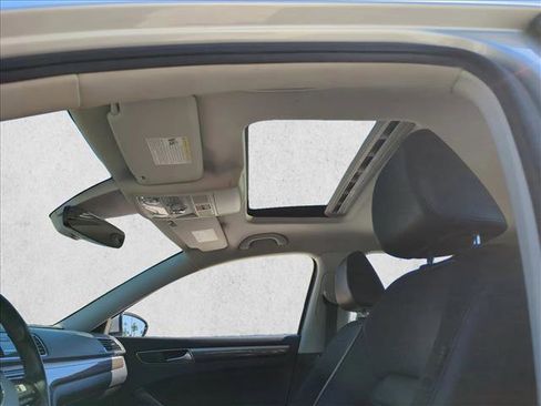 Used 2018 Volkswagen Passat 2.0T SEL Premium image 16