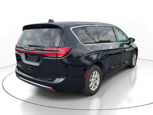 Used 2024 Chrysler Pacifica Touring-L FWD image 4