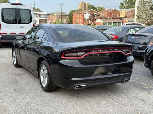 Used 2017 Dodge Charger SE RWD image 5