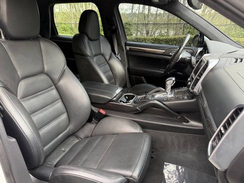 Used 2013 Porsche Cayenne Turbo AWD/4WD image 16