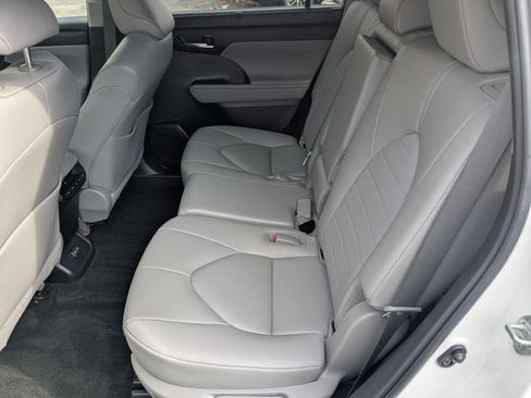 Used 2023 Toyota Highlander XLE image 21