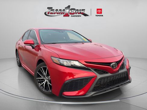 Used 2023 Toyota Camry SE image 1