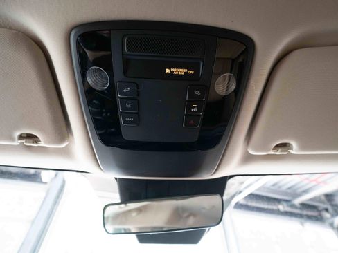 Used 2022 Kia Carnival EX FWD image 18