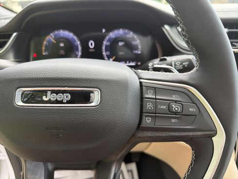 Certified 2025 Jeep Grand Cherokee L Limited w/ Black Appearance Package AWD/4WD image 28