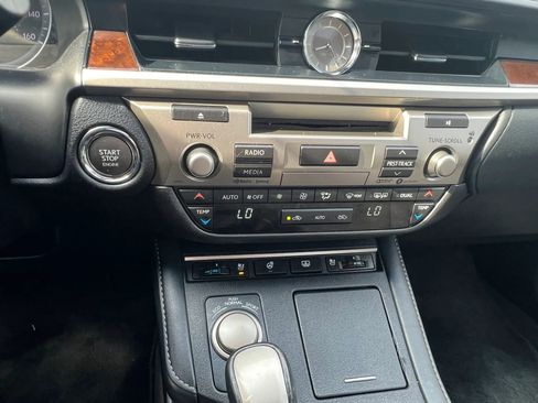 Used 2018 Lexus ES 350 w/ Luxury Package w/Wood Trim FWD image 24