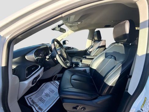 Used 2024 Chrysler Pacifica Touring-L image 22