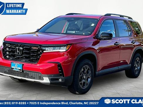 Used 2025 Honda Pilot TrailSport image 3