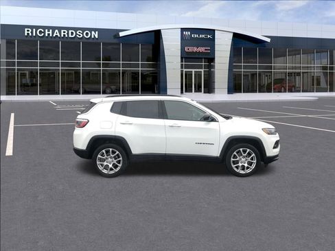 Used 2022 Jeep Compass Latitude AWD/4WD image 6