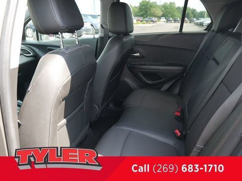 Used 2022 Chevrolet Trax LT w/ LT Convenience Package AWD/4WD image 36