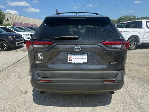 Used 2019 Toyota RAV4 XLE Premium FWD image 4